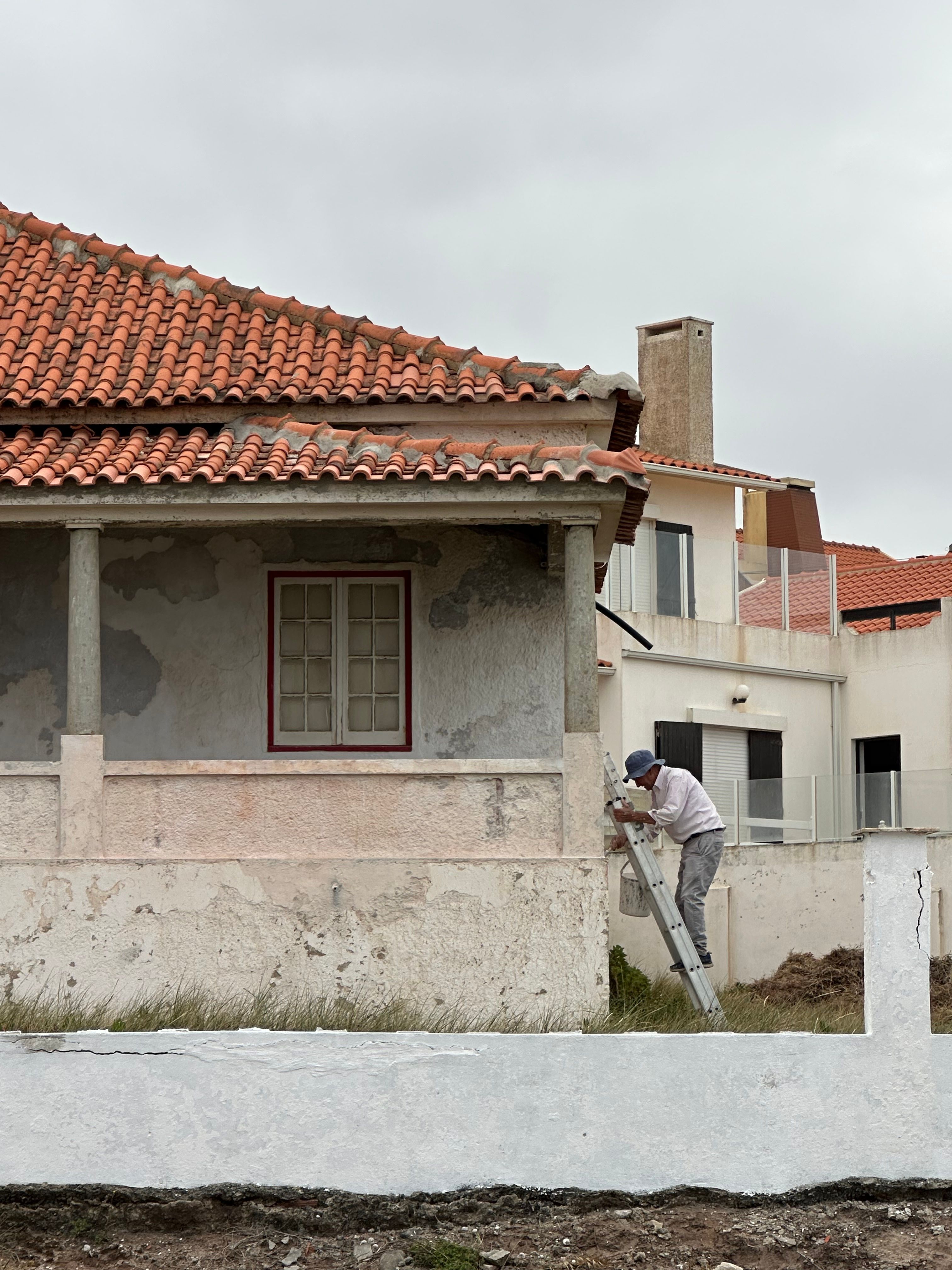 Stucco craftsman on ladder rendering a full wall